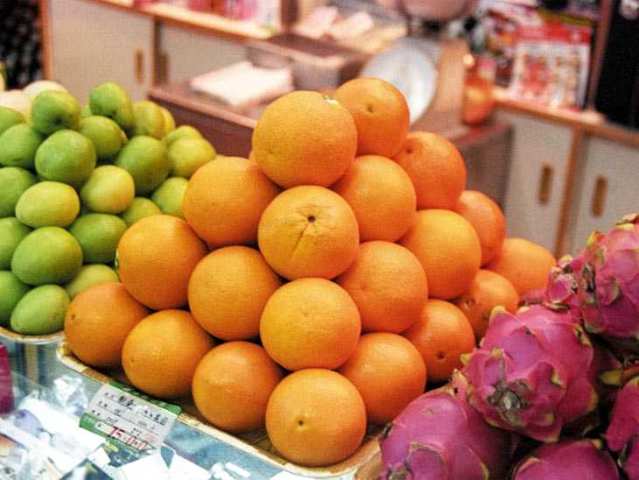 Oranges densely packed in layers